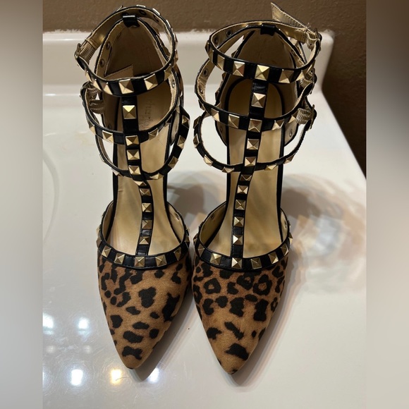 Cheetah Pointed Heel - Picture 2 of 4